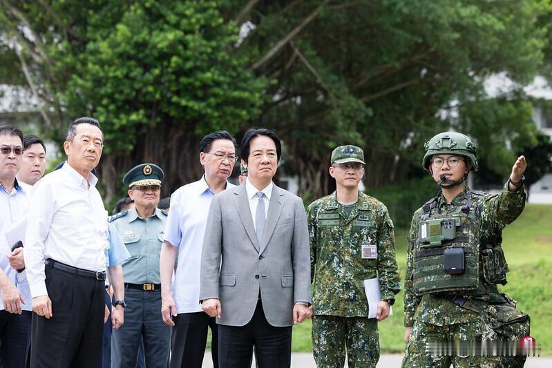 今天赖清德去视察部队了主要是雷达兵和无人机部队好像他还很懂军事的样子