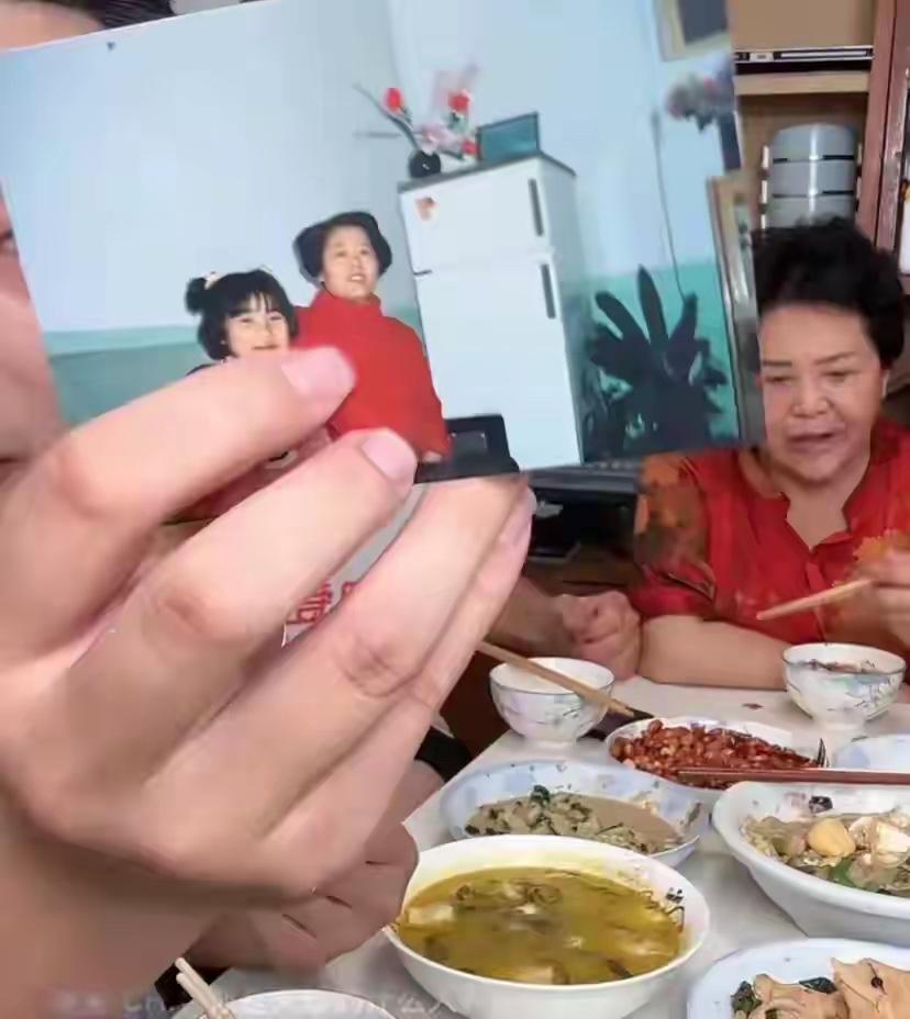 天赐姐姐被道德绑架了，老黄发布了一条视频，如今天赐的母亲已经无法行走，需要喂食，