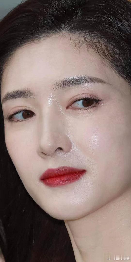 江疏影肌肤白皙水嫩，状态好到犯规，谁看了能不心动！