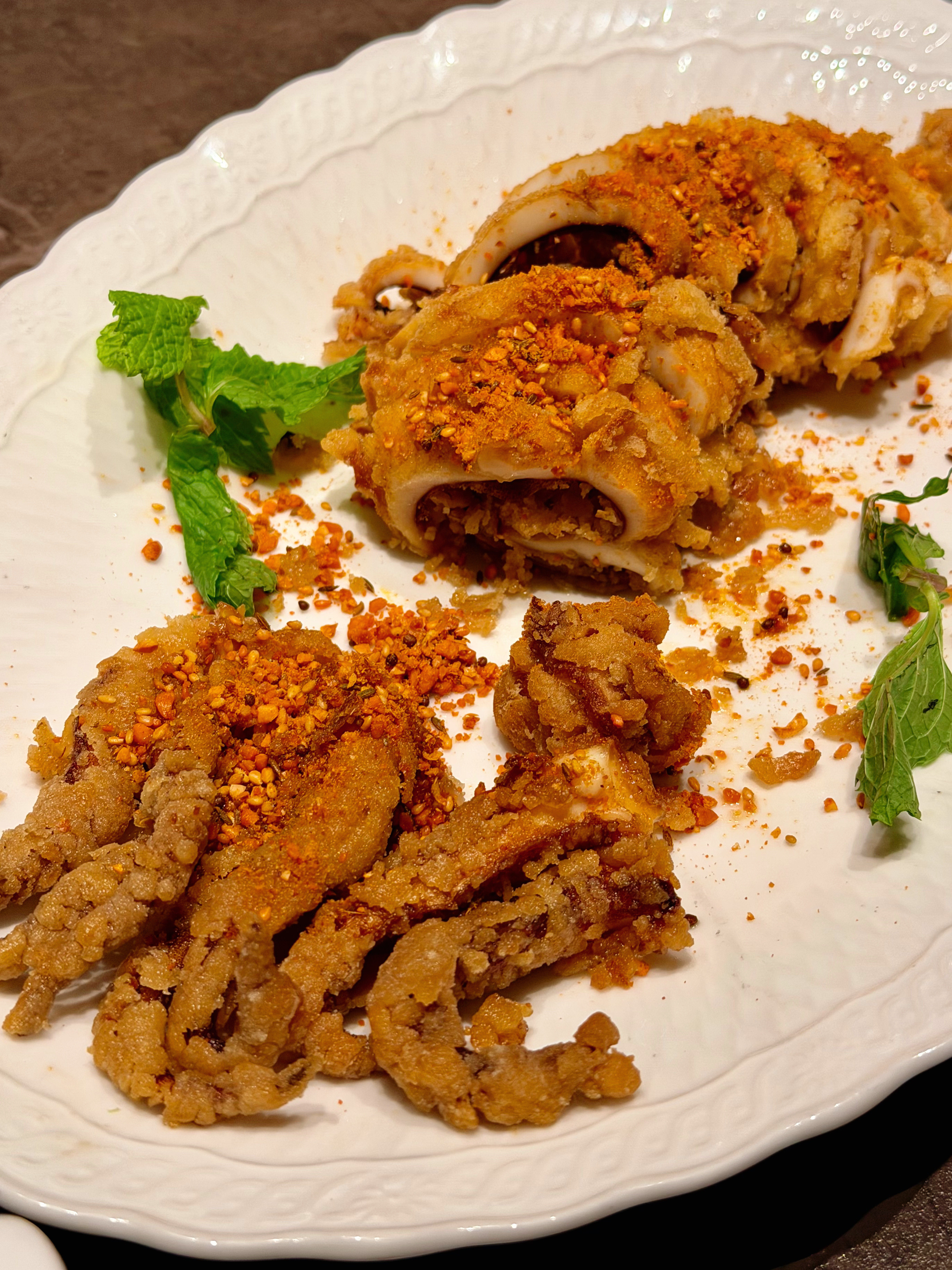 连鹭海鲜七七街店，藏在一栋老洋房里，包间安静又有氛围感，很适合聚会。果断梭子蟹a