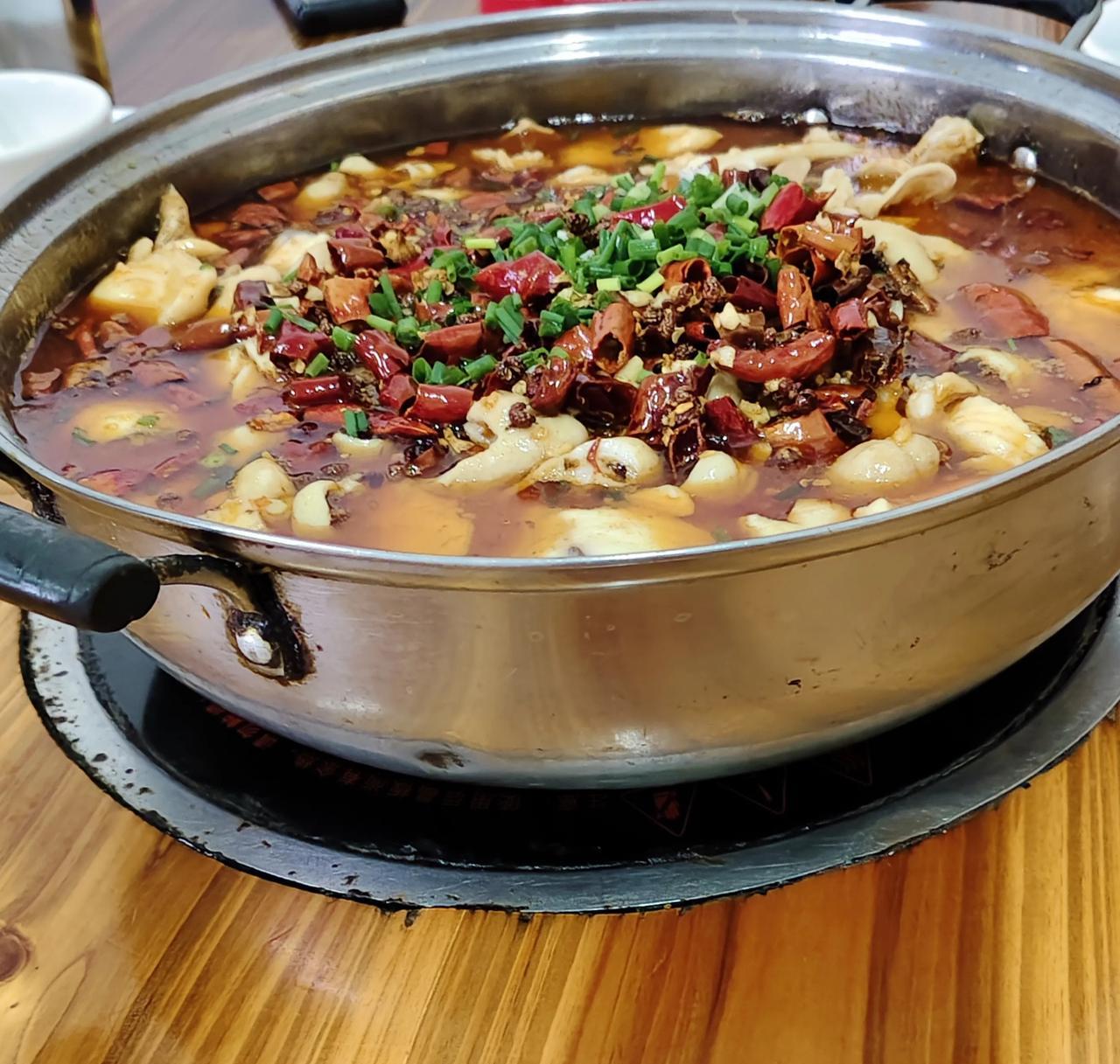 麻辣肥肠鱼，是哪里的特色菜？昨天晚上，四个同事小聚。在一个不起眼的餐馆，