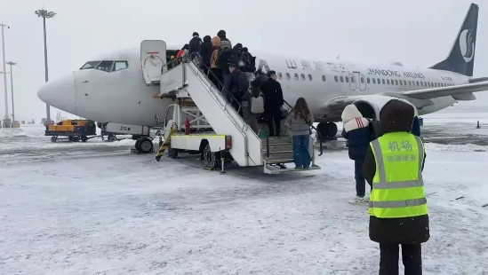 还是山东航空狠啊！沈阳桃仙机场一直安排工作人员跟着除雪，一会儿都没闲着，雪除的差