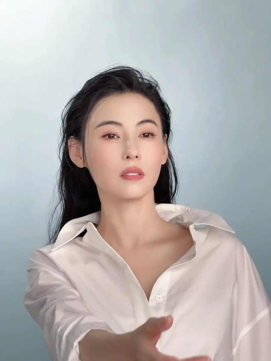 张柏芝身着白衬衫眼神温柔侧眸浅笑松弛又迷人