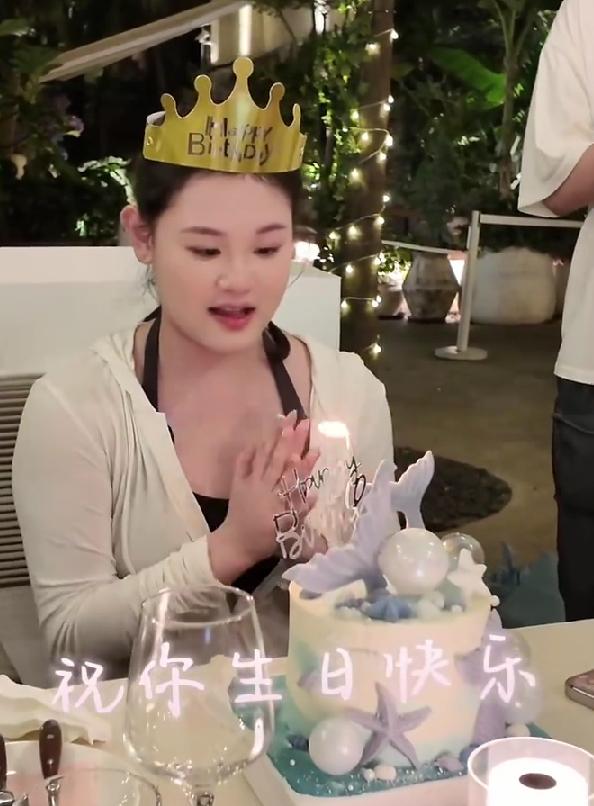 越扒越离谱，真的替张家齐妈妈太尴尬了，原来给女儿庆祝生日也能预制啊！今年5月