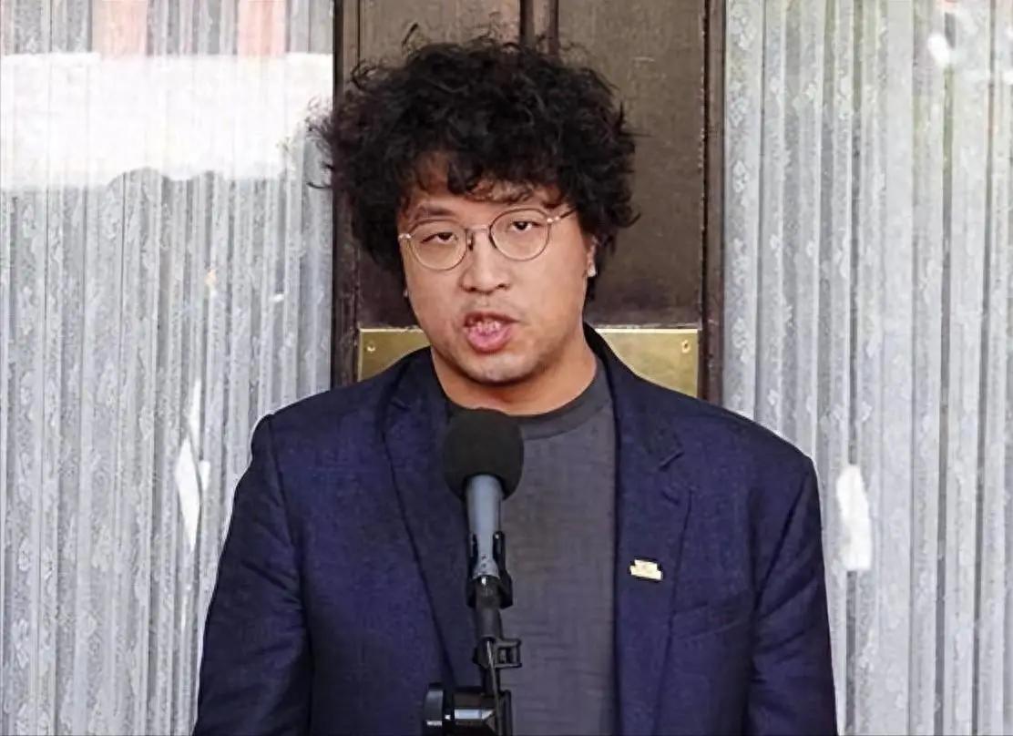 笑掉大牙了！“黑熊”变“狗熊”！沈伯洋摔出了新高度！！据说在台湾立院外。