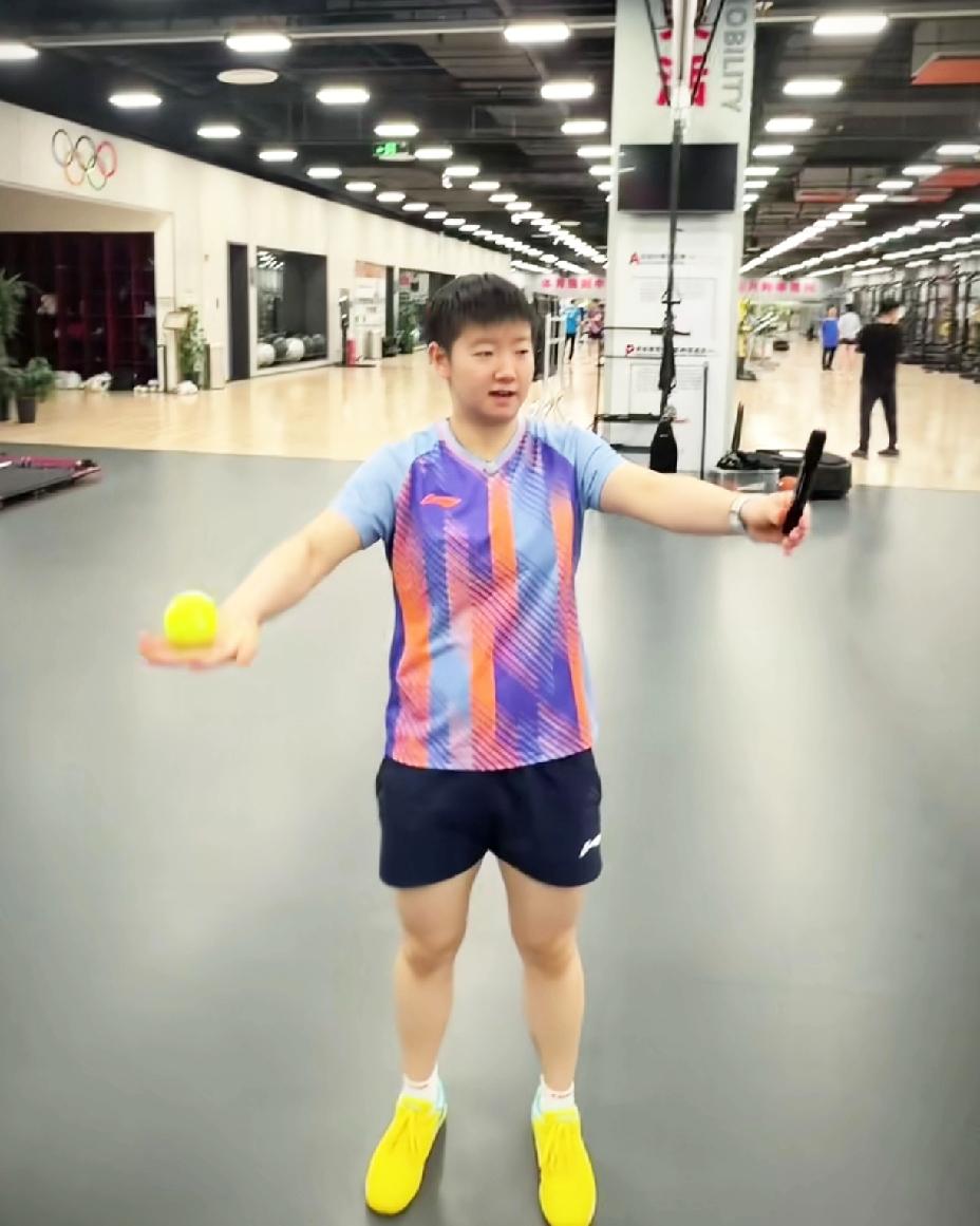 新鲜的莎莎，大年初一就开练了，努力的人儿最美。大年初一我们看到了新鲜的莎