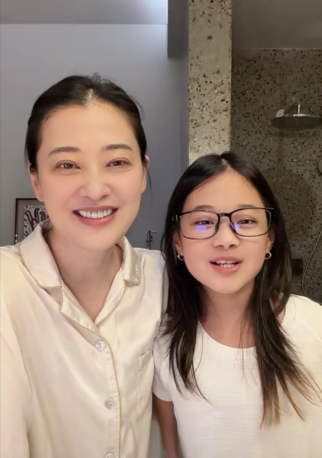 梅婷女儿简直就是妈妈的小翻版！梅婷与女儿快快睡觉前一起护肤，互相按摩，母女俩