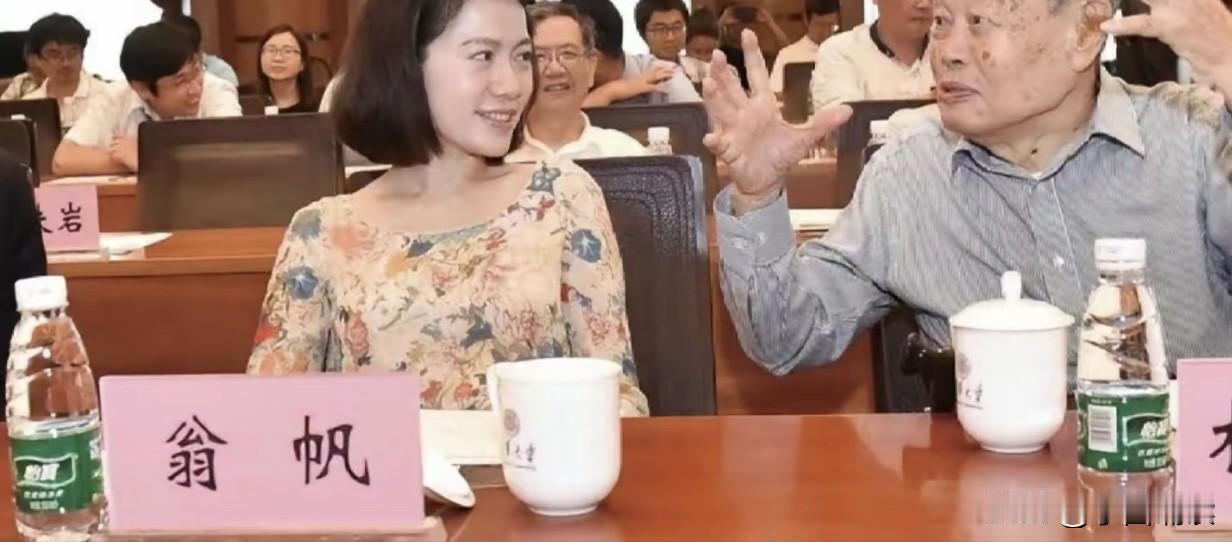 有人把杨振宁长寿的秘诀归结为4张好牌:一是基因佳,家族没有重大遗传病史,