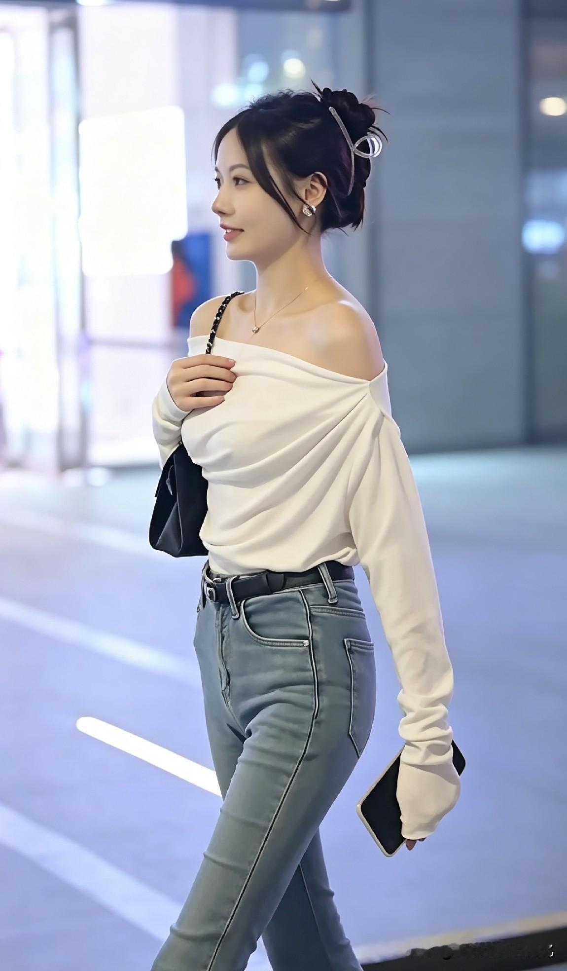 夜市逛街的普通女生，一身平价基础穿搭，路人追着拍半条街，门道很少有人懂绝大多