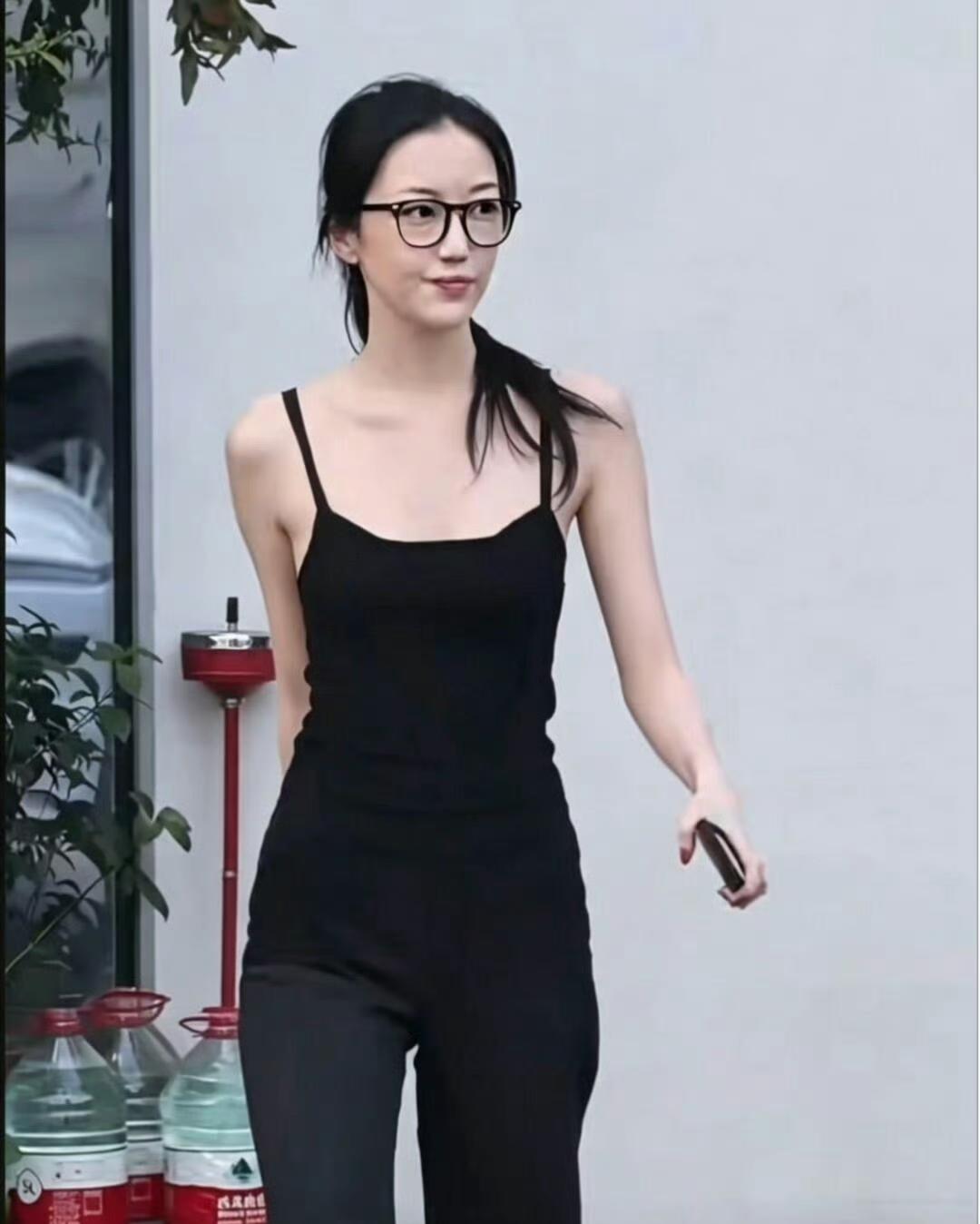 不得不说，王菲的基因太强大了！李嫣20岁一下子长开了，自信洒脱的性格随了王菲