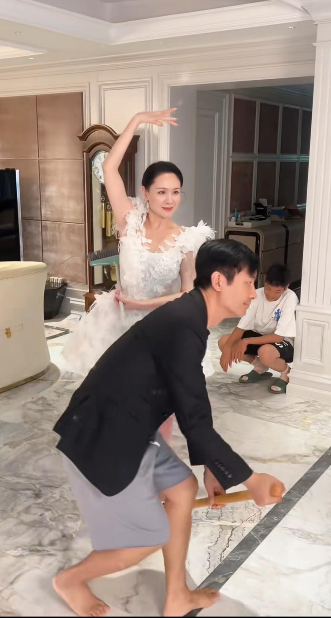 程莉莎，真是妥妥的公主一枚，一旁的儿子看了也很无语。