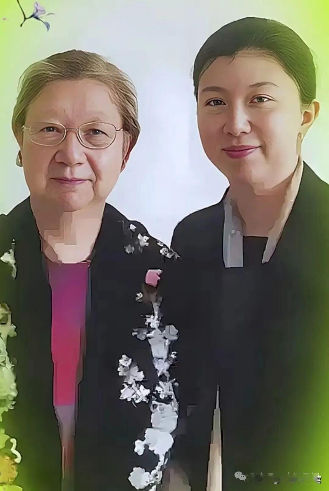 2015年85岁的刘思齐与长女杨东梅合影，母女相貌、神态高度相像。刘思齐虽已白发