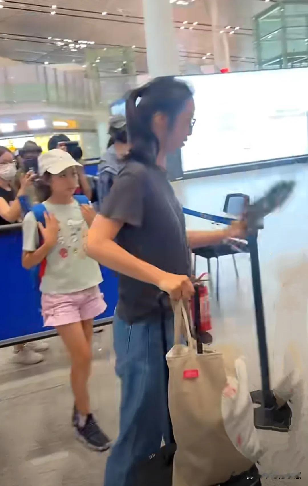 著名演员汤唯带8岁女儿出行被偶遇，汤唯戴了眼睛，看起来十分有文艺范，扎着马尾辫，