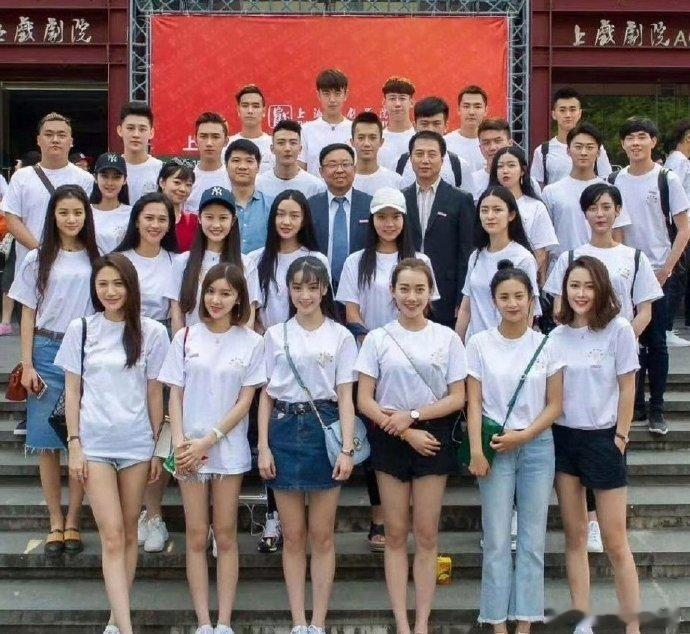 田曦薇初时默默无闻，却在不经意间大放异彩，众人皆寂，唯她独火，这份意外走红，着实