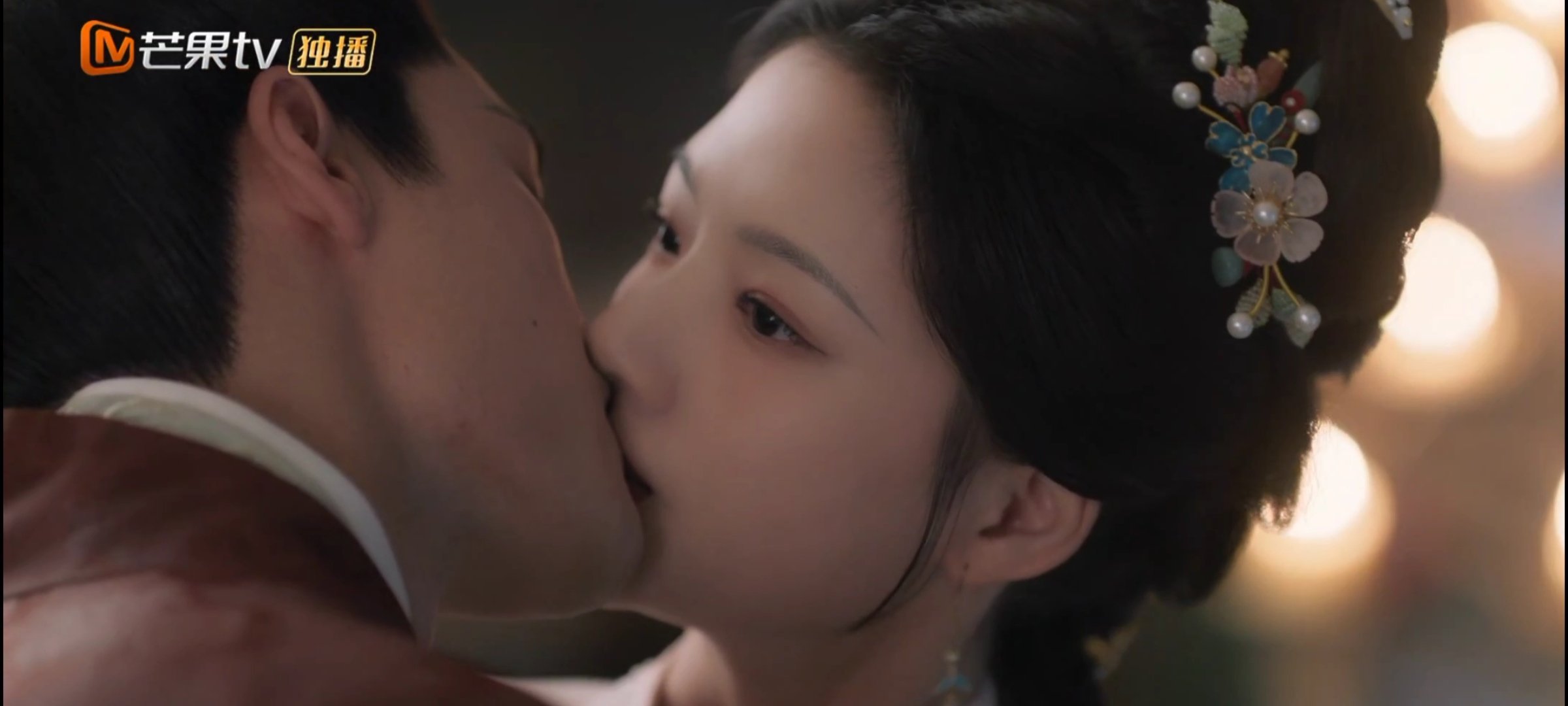 良陈美锦你们好甜蜜的婚后生活啊啊啊陈彦允原来你也是黏人大狗狗吗，抱着朝姐儿就不撒