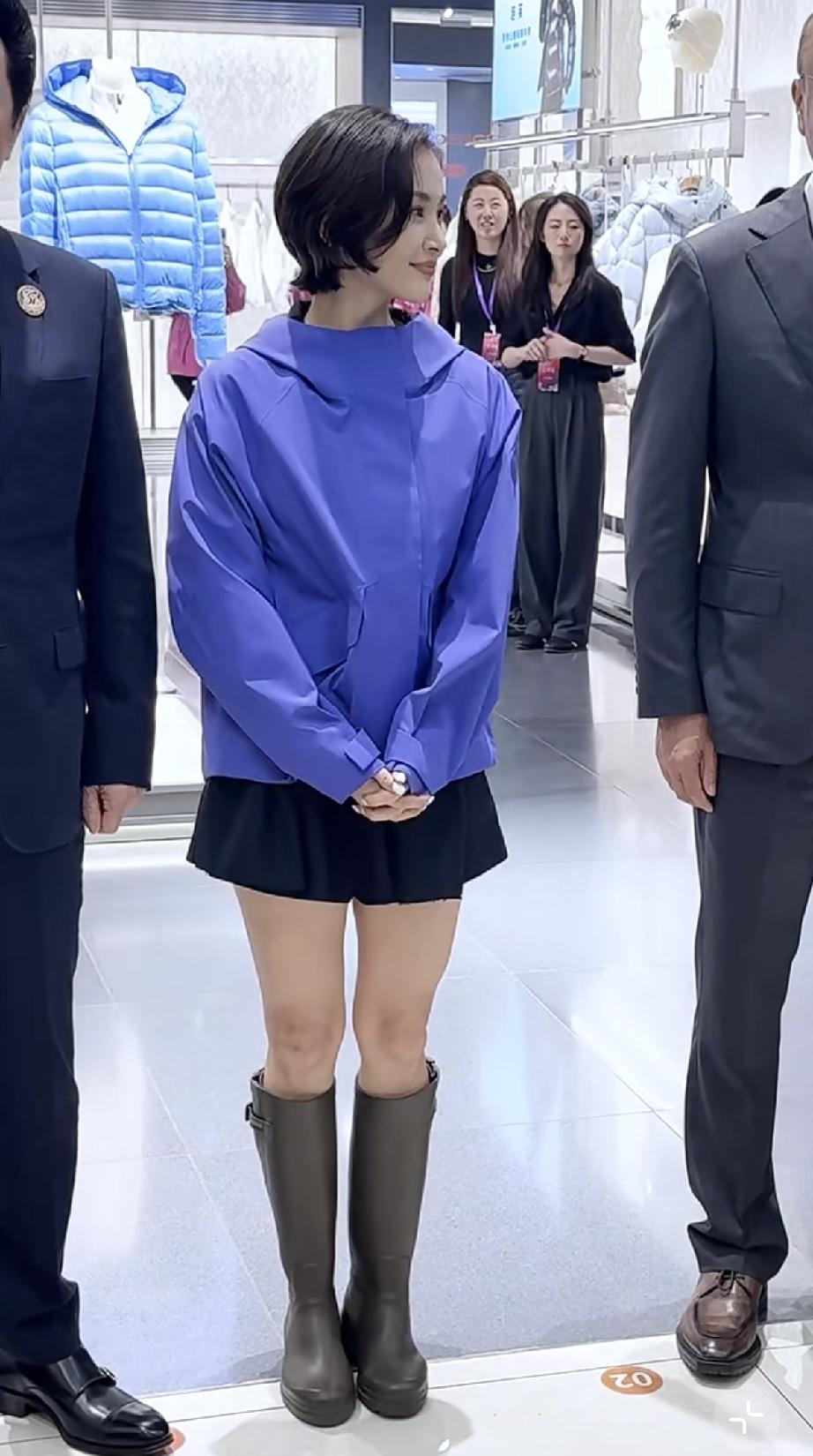 9月10日，王子文现身沈阳参加羽绒服品牌活动，39岁的她腿型不怎么好看，双腿并不