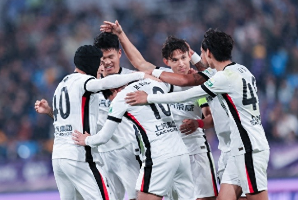 《今晚报》记者申炜分析了目前中超的争冠局势。在昨晚结束的中超第29轮比赛中，上