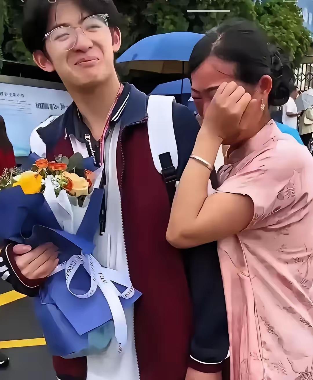 泪目！1米85少年，716分考上清华。可这张录取通知书背后，没有父母铺路，只有小