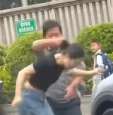 福建扇女司机保安大叔，现在后悔得要扇自己耳光了！女司机被医院鉴定耳膜穿孔，伤情可