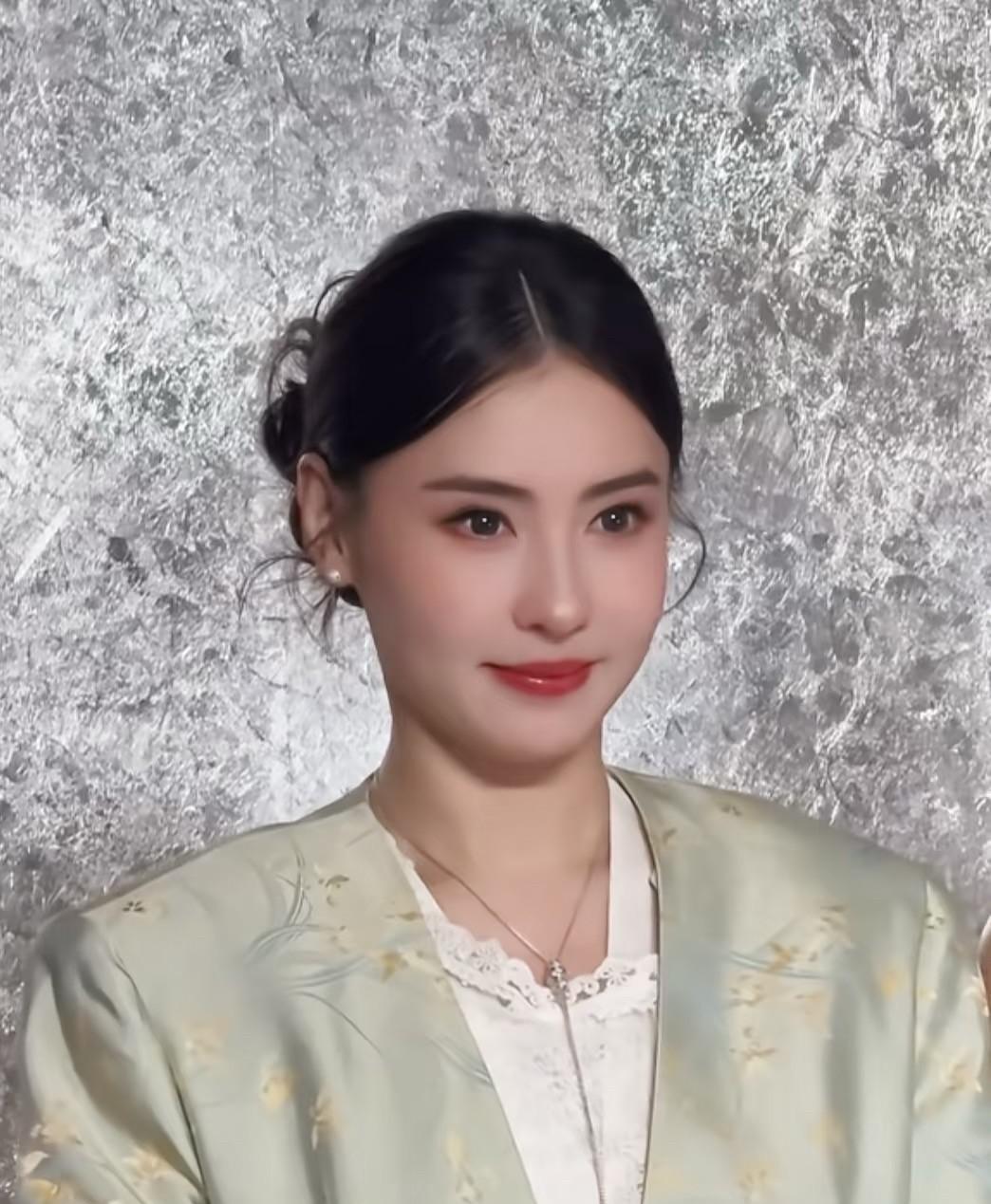 一觉醒来，张柏芝传来了新消息！这次不是孩子升学或新剧开拍，而是她在景德镇活动