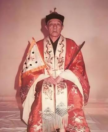 1949年，大势已去的蒋介石败逃台湾时，不光在船上塞满成箱成箱的金条和数不清的故