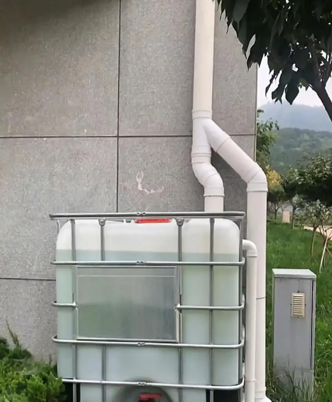 一楼的邻居真会过日子。这邻居在门口放了个储水桶。本来下水口的水直接流地上，