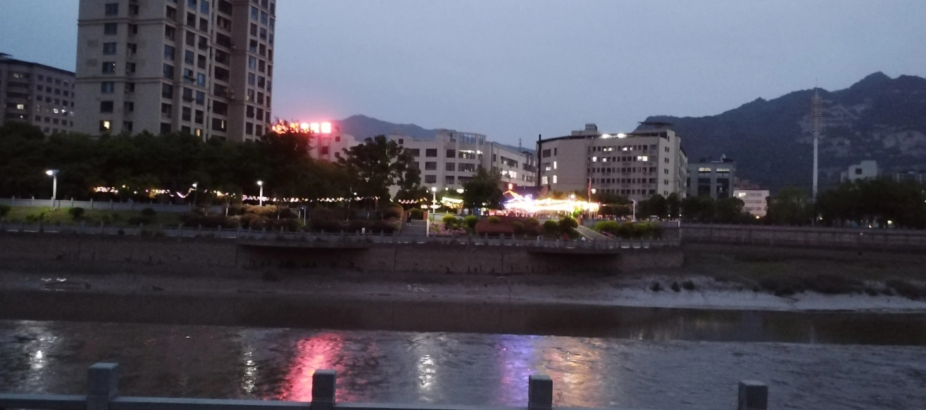 我和前妻从正式离婚到现在已经六年了，刚开始离婚那两年我是有她微信的。但是我每次