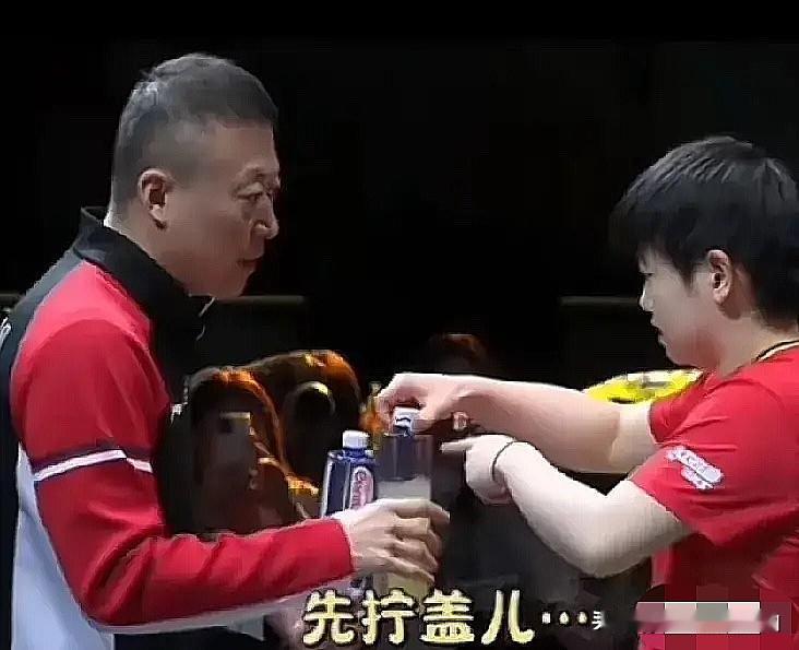 孙颖莎这举动：真把我“逗笑”了马琳在暂停时，滔滔不绝，不断叮嘱这叮嘱那，那想