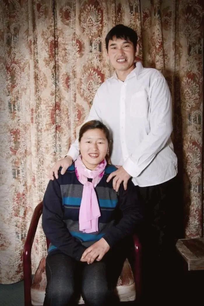 可以肯定，大衣哥成名应该感谢她的妻子李玉华！或许大家早已经知道了，当年大衣嫂
