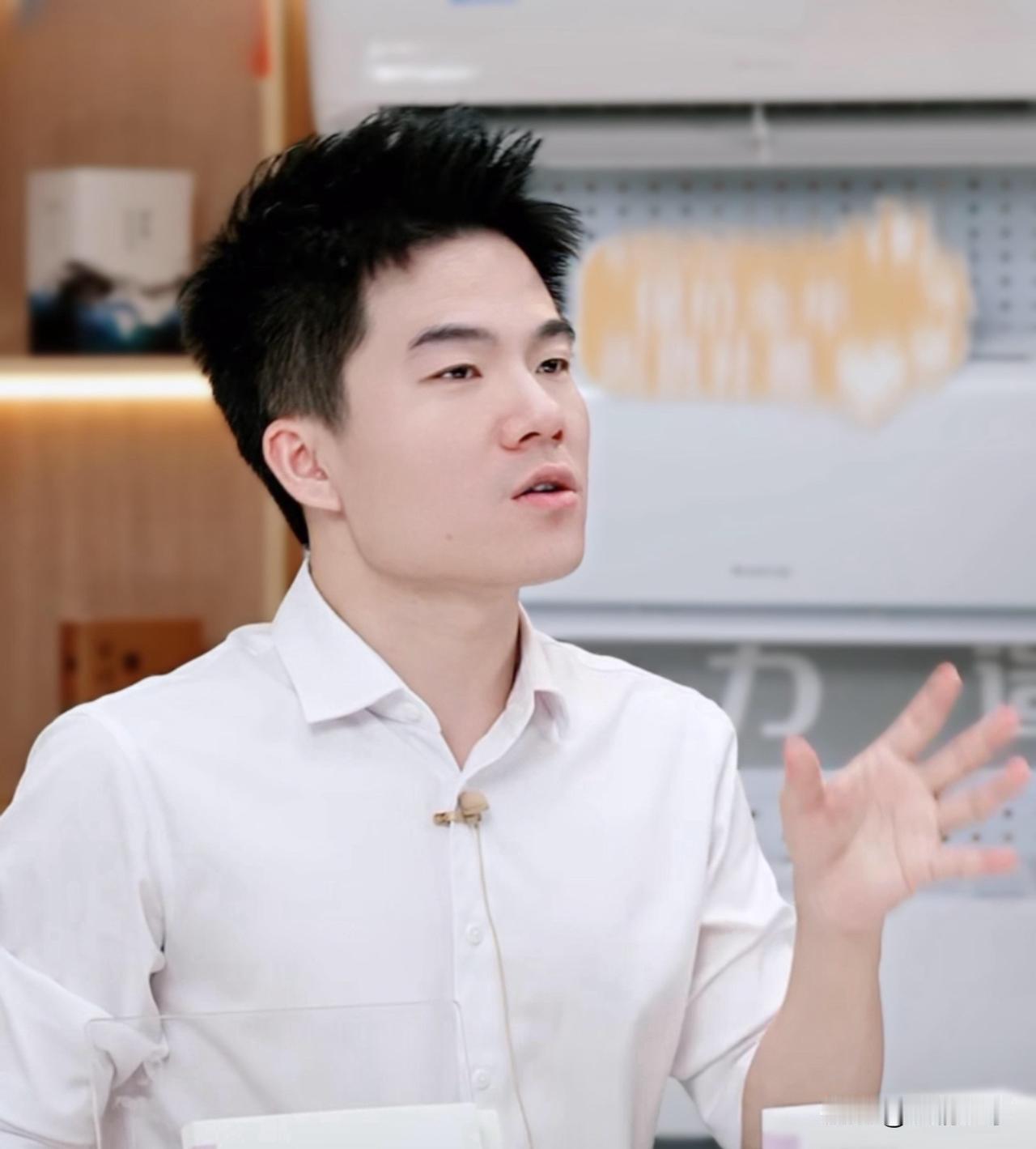 没办法，就是喜欢听宇辉说话。他说：人生海海，有缘相逢。愿新的一年，春祺夏安，