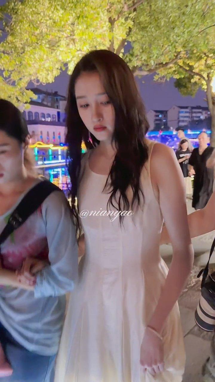 关晓彤关晓彤提醒粉丝鞋带开了关晓彤看见了没法当看不见关晓彤完全是热心市民，看见