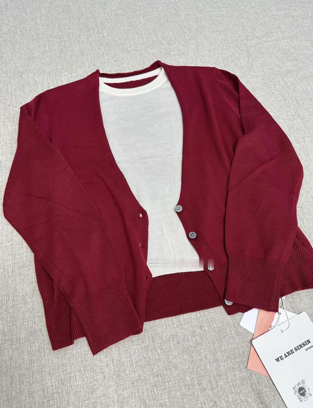 99块，一件羊毛混纺假两件，红得发烫。不是代购，不是海淘，是淘宝店自己干出来的