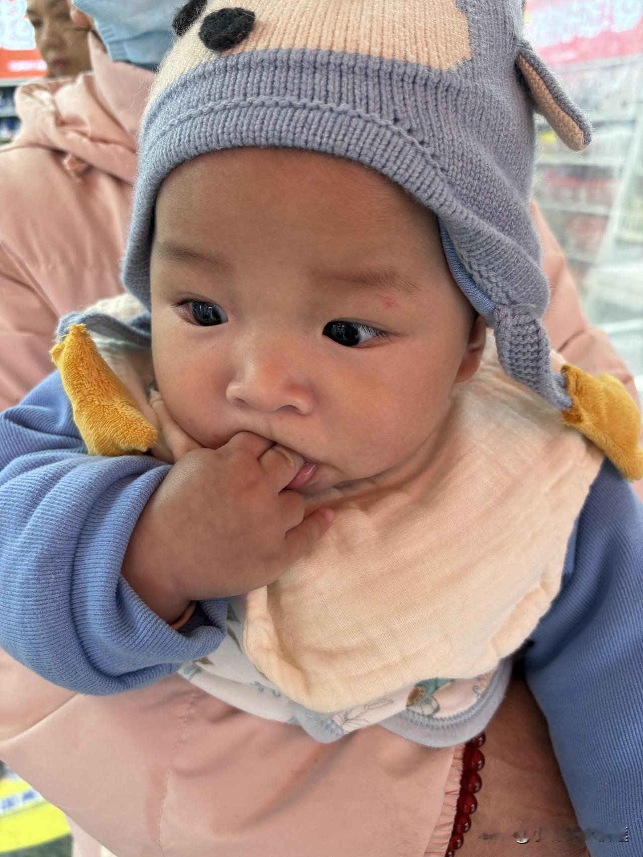 小孩到底是几个月大的时候开始长乳牙呀？我看我们小区的小孩基本上都是八个多月才