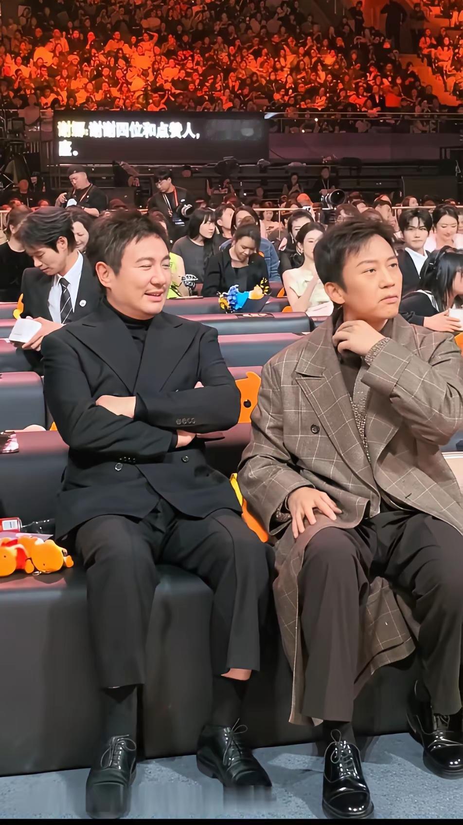 沈腾还是懂时尚的，西装配9分裤！话说回来，这三位凑一起，能不能要人命？？？