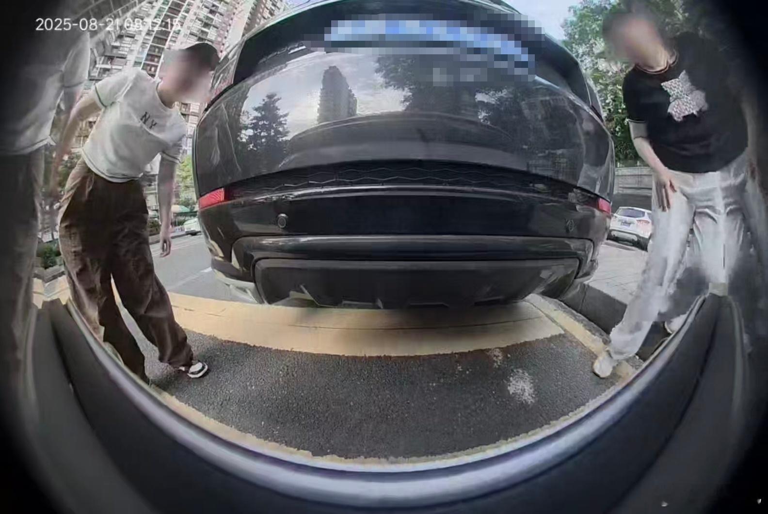一大早正睡觉，车被别人倒车怼了。。​​​