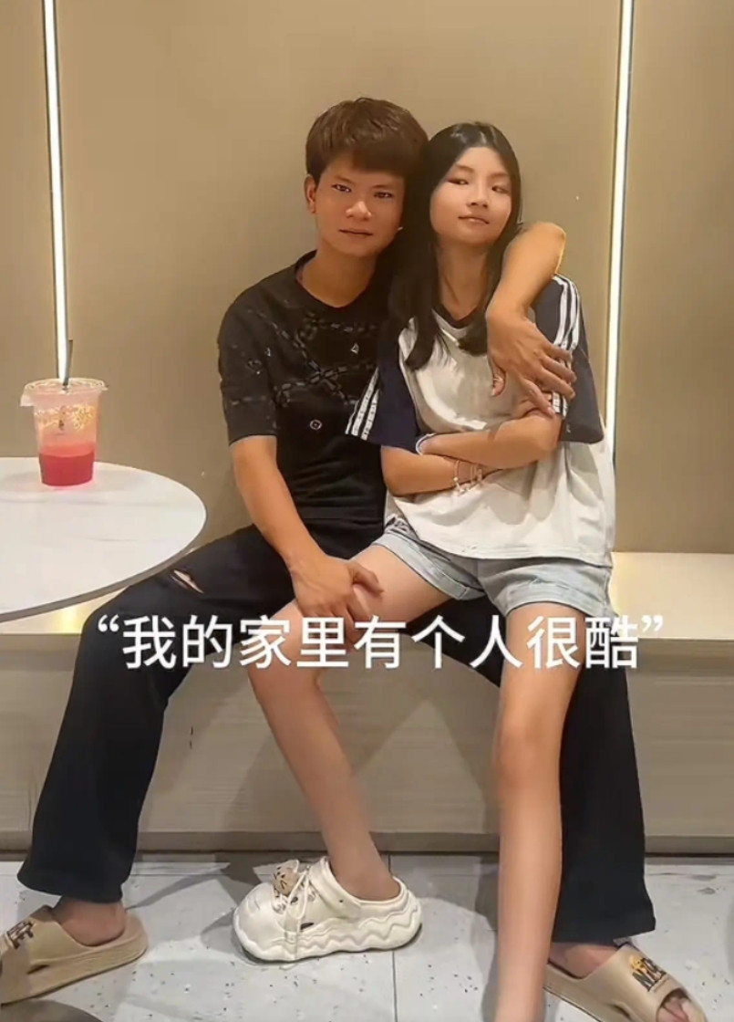 我以为这男的是黄毛，没想到是黄毛爸爸。太年轻了，根本看不出来。