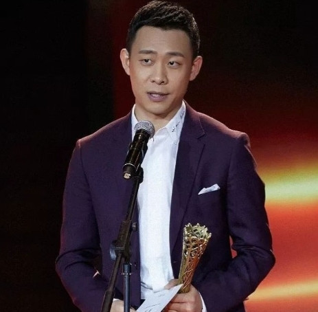 2014年，张译守护10年的植物人初恋不幸去世。当他向央视主持人钱琳琳求婚时，钱