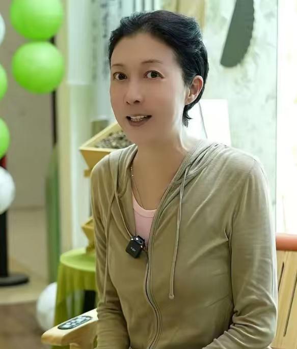 成龙不认吴卓林，并非吴绮莉说的一个原因！吴绮莉近日在直播时透露，成龙之所以不认