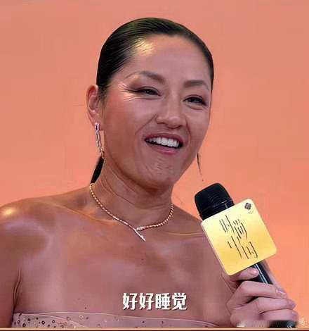 她应该锻炼很多吧，保持的好55岁的瞿颖脸蛋看着年轻，脖子上的皱纹太深了，肤色虽然