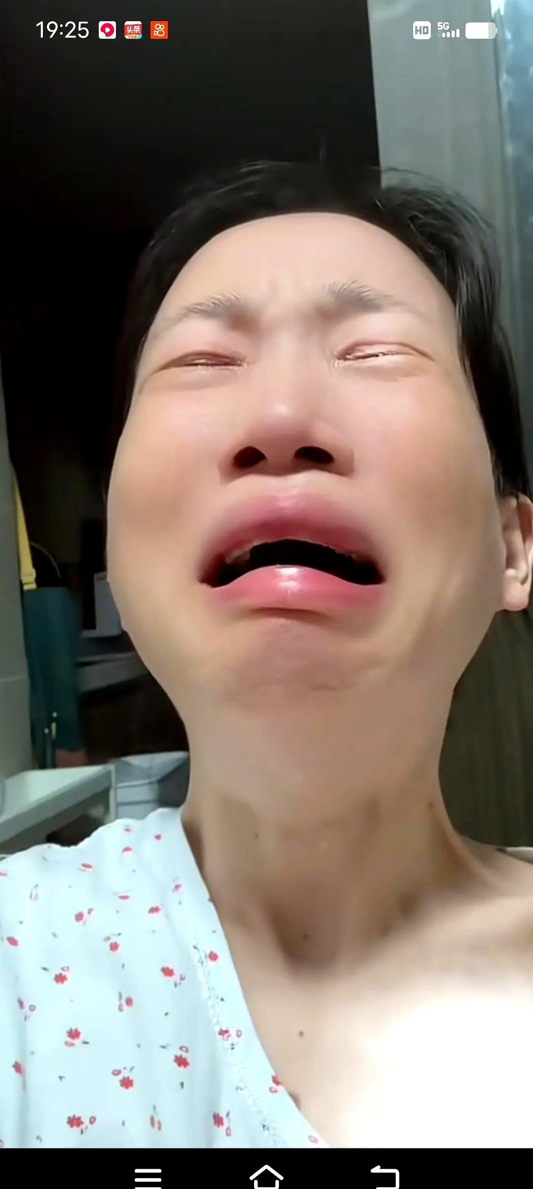 42岁，一个女人坐在桌前，肩膀一抽一抽的。手机屏幕还亮着，上面是亲戚刚发来的消