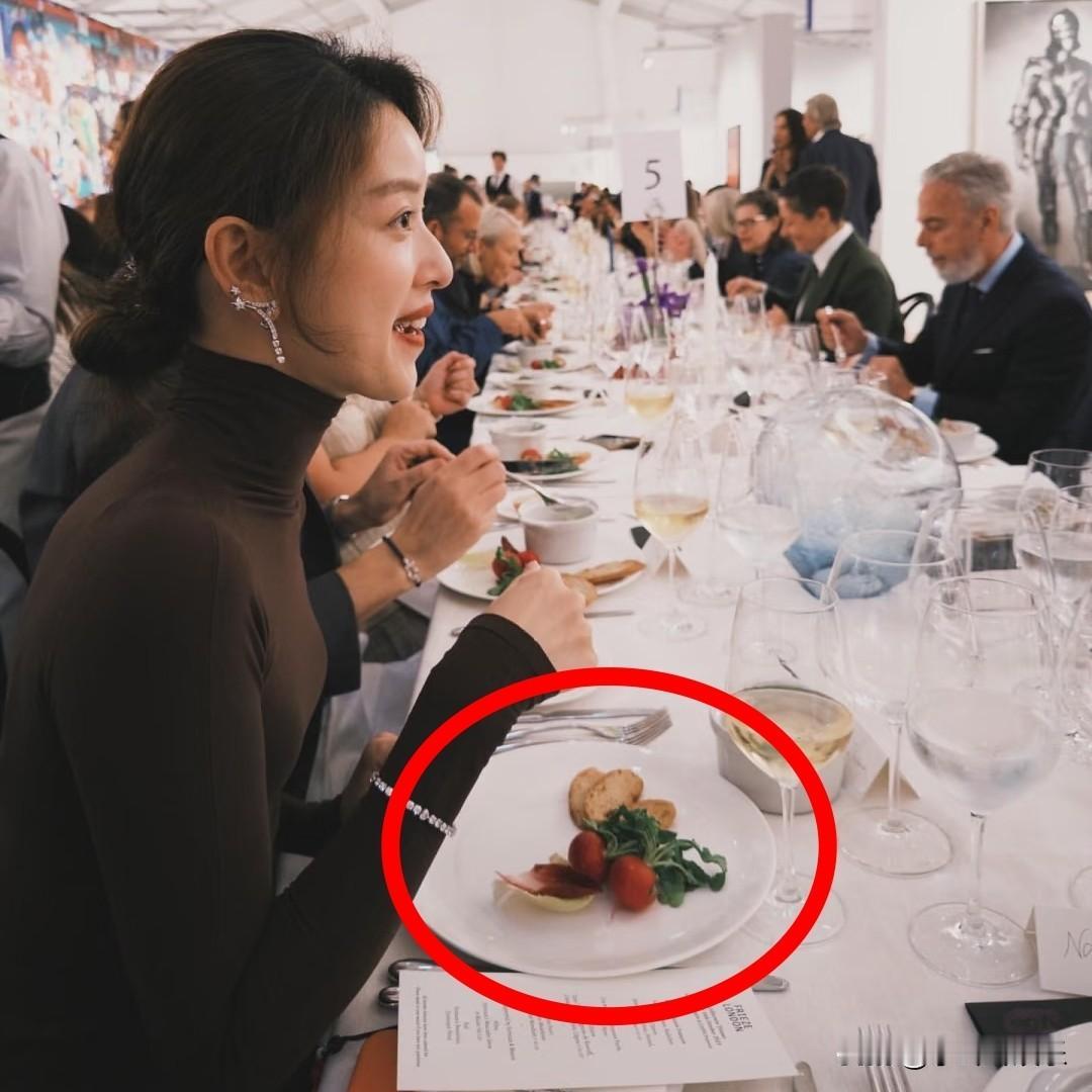 看到章泽天盘子里的食物我一下就悟了想要在重要场合吃得优雅一定要提前垫垫