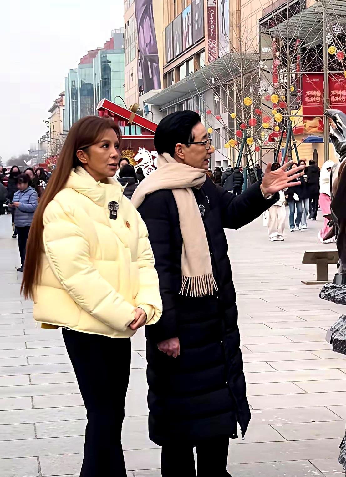 刷到朱迅王府井的生图，我手机差点掉了。这脸颊凹陷，骨骼线跟刀刻一样，哪还是电视