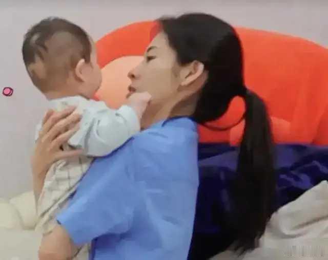华晨宇不娶张碧晨的原因找到了？网友把她不开美颜直播的样子截了图