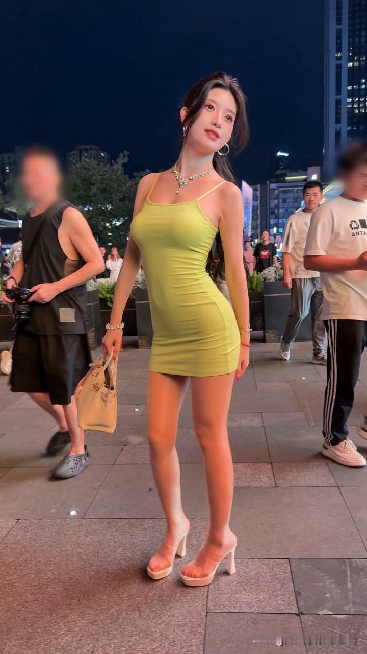 “穿荧光裙逛街被围拍，这到底算不算‘博眼球’？”昨晚刷到冰冰这套街拍，人傻