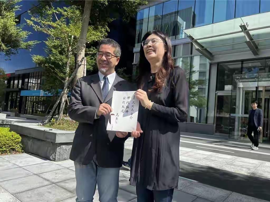 支持郑丽文的大佬越来越多，她已经稳操胜券了吗？洪秀柱说，她支持和自己理念相同