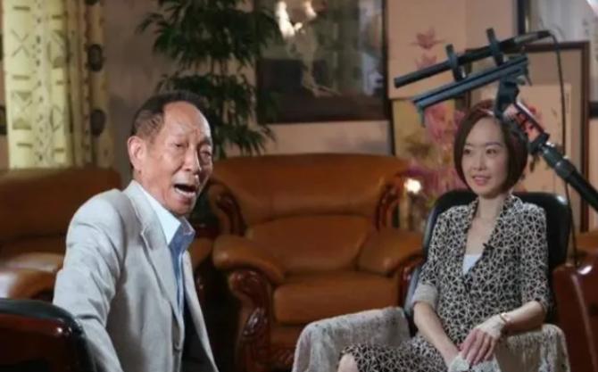 2008年的一次采访中，主持人鲁豫对袁隆平说：“你连巩俐、周杰伦这些名人都不知道