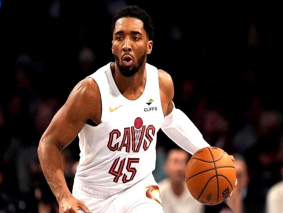 多诺万·米切尔的嘴角，都快咧到耳根了。他旁边那个总跟他抢球的加兰，终于被送走了