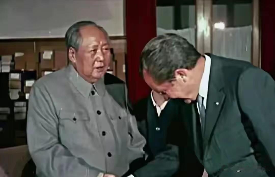 毛主席在世时，为什么世界各国的政客专家学者等，都想到北京拜望一下毛主席，以此为荣