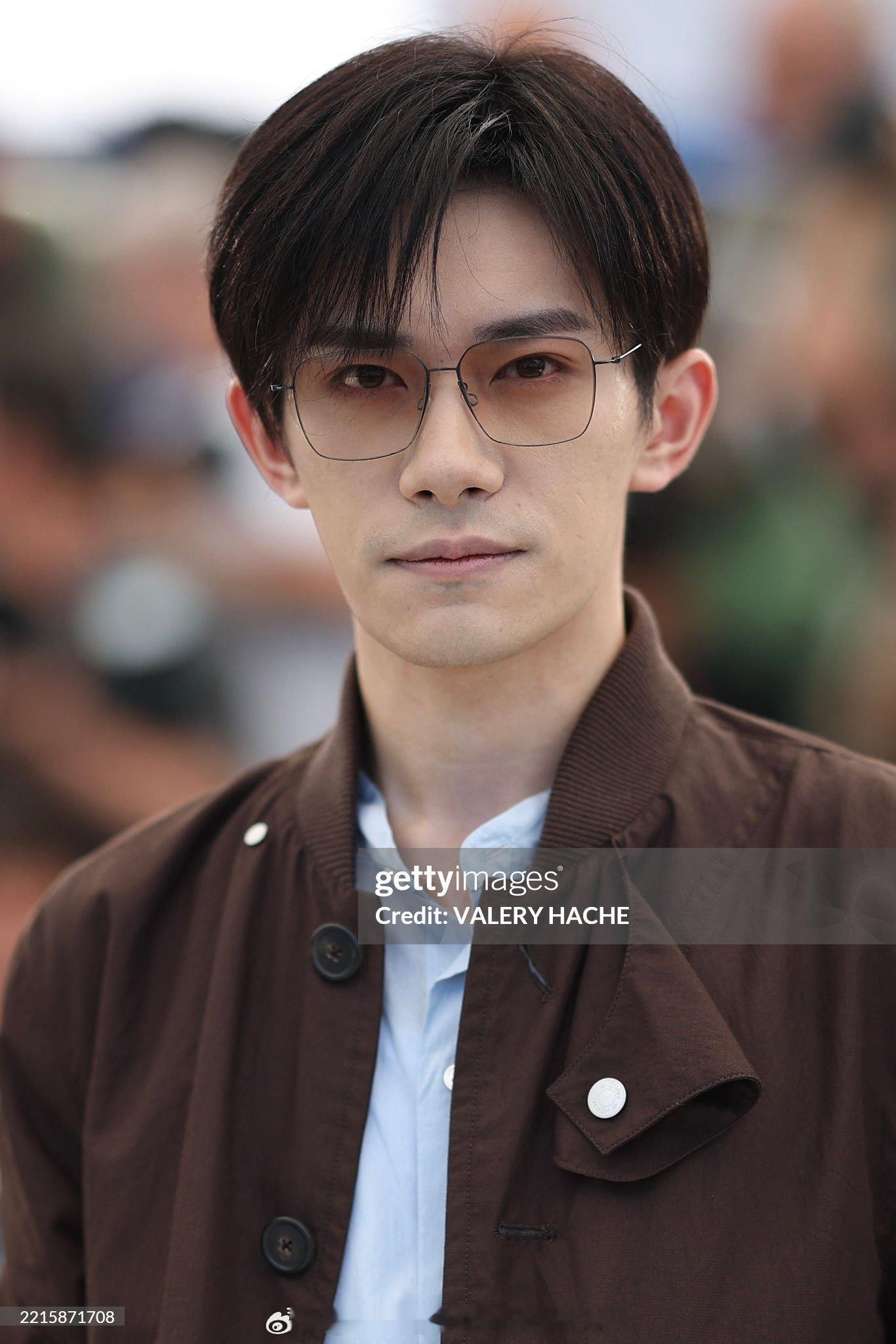 易烊千玺戛纳红毯G社生图易烊千玺怎么能争气成这样易烊千玺正是憋不住笑的年纪狂