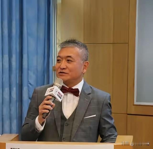 张亚中办公室主任何启圣今（14日）在脸书发文表示，韩国瑜这一吼，是演戏，还是国民